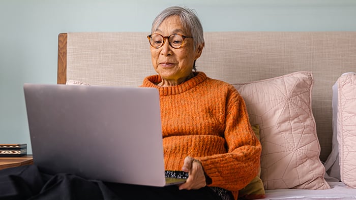 如何在 Mac 上下载和安装 Google Chrome  1. **打开网页浏览器** 
 首先，启动您目前使用的浏览器，例如 Safari 或其他。  2. **访问 Google Chrome 官网** 
 在地址栏中输入 [google.com/chrome](https://www.google.com/chrome)，然后按 Enter 键。  3. **下载 Chrome** 
 点击“下载 Chrome”按钮，根据提示接受服务条款。  4. **安装 Chrome** 
 下载完成后，打开下载的文件（通常在“下载”资料夹中），然后将 Google Chrome 的图标拖动到“应用程式”资料夹中。  5. **启动 Chrome** 
 您可以在“应用程式”资料夹中找到 Google Chrome，点击图标启动它。  6. **设置为默认浏览器（可选）** 
 打开 Chrome 后，您可以选择将其设置为默认浏览器，这样未来点击链接时会自动在 Chrome 中打开。  现在，您已经成功在 Mac 上下载并安装了 Google Chrome！